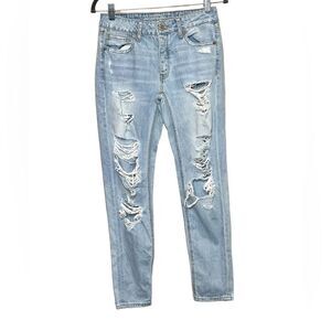 American Eagle light wash distressed tomgirl jeans size 00